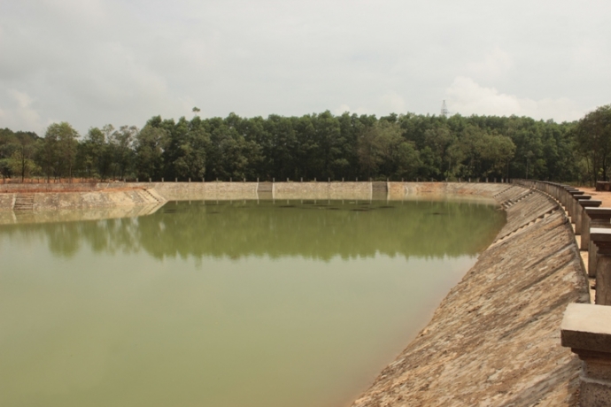 Hồ nước rộng h&agrave;ng trăm m2 được thiết kế, x&acirc;y dựng 