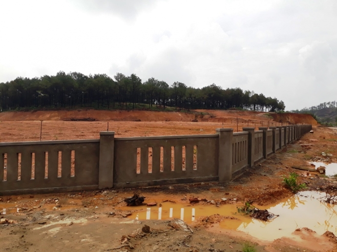 Một h&agrave;ng r&agrave;o bằng b&ecirc; t&ocirc;ng d&agrave;i cả trăm m&eacute;t bao quan