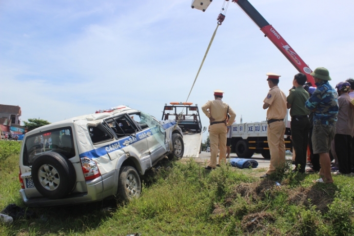 hai xe cứu hộ được huy động đến hiện trường