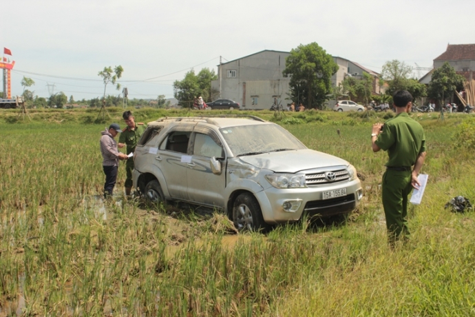 ni&ecirc;m phong xe biển trắng