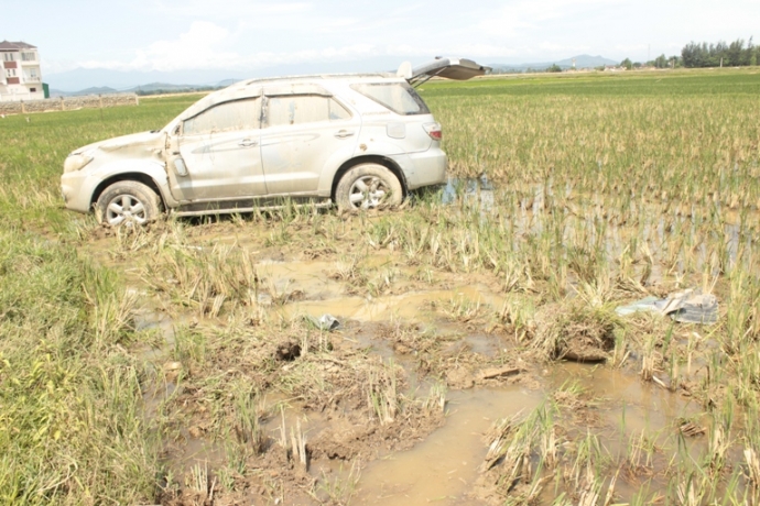 xe biển trắng rớt xuống ruộng