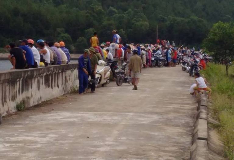 Rất đ&ocirc;ng người d&acirc;n ra t&igrave;m kiếm