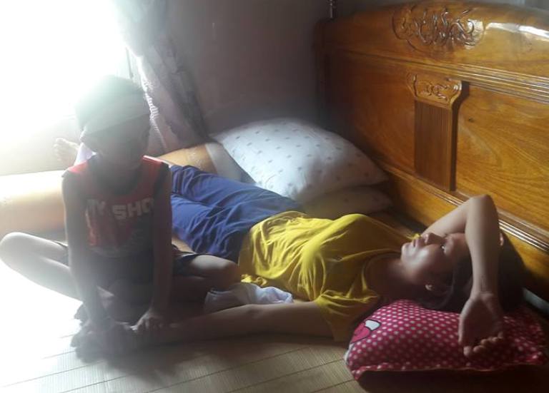 Chị Tiếp như chưa tin chồng m&igrave;nh bị tử vong nơi xứ