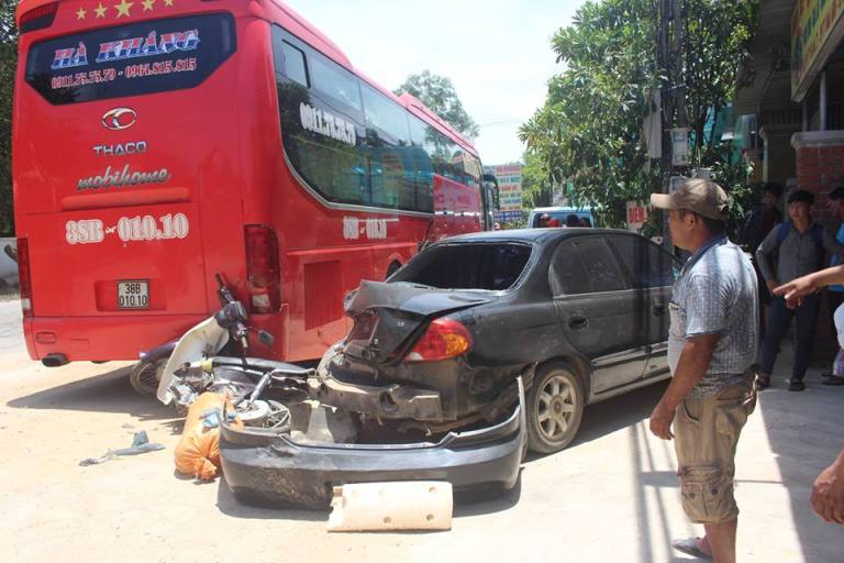 Hiện trường vụ tai nạn li&ecirc;n ho&agrave;n