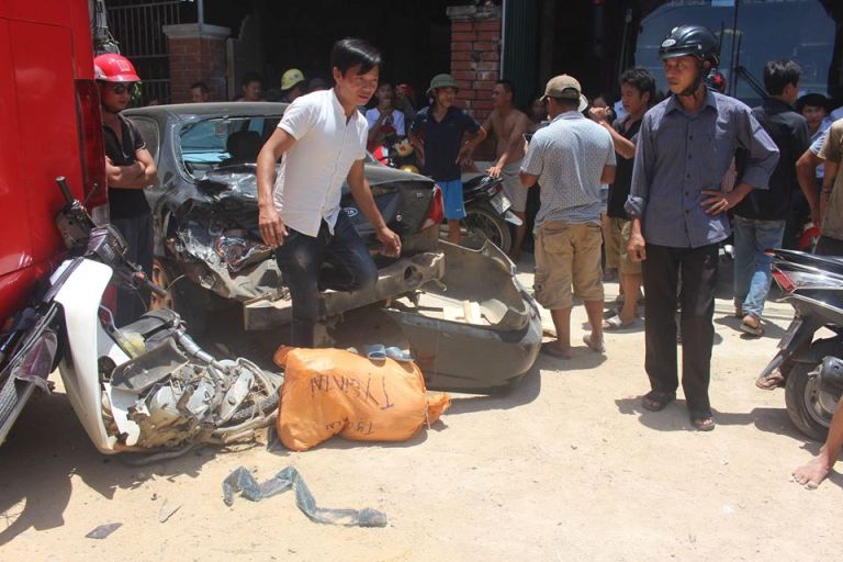 Vụ tai nạn khiến xe m&aacute;y v&agrave; xe con hư hỏng nặng