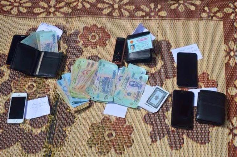 C&aacute;c tang vật bị lực lượng c&ocirc;ng an thu tại hiện trư