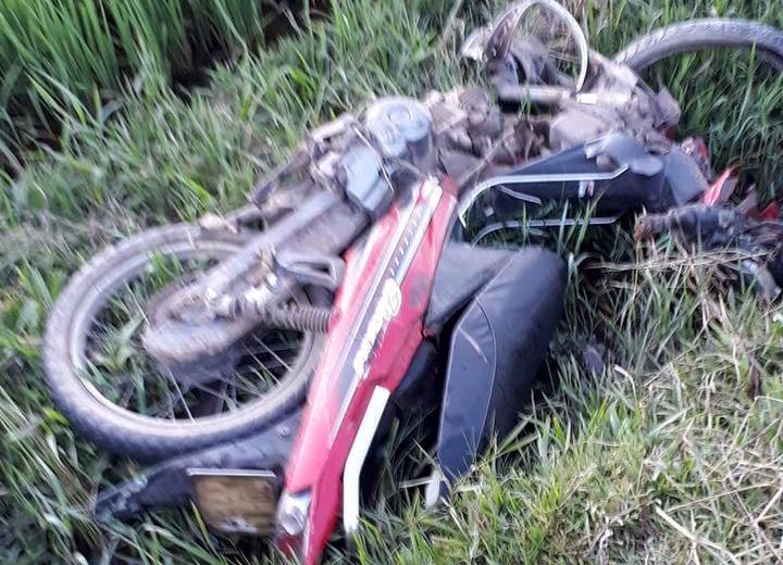 Sau khi đối đầu, cả 2 chiếc xe m&aacute;y đều rơi xuống m