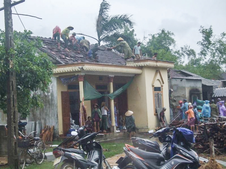 lốc xo&aacute;y l&agrave;m m&aacute;i ng&oacute;i nh&agrave; d&acirc;n bay