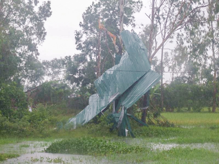 m&aacute;i t&ocirc;n của nh&agrave; d&acirc;n bị lốc xo&aacute;y cuốn bay