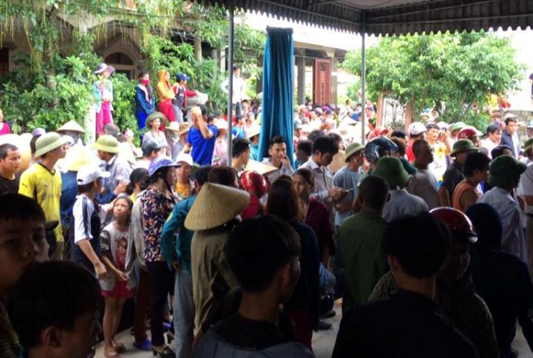 H&agrave;ng trăm người d&acirc;n v&acirc;y người phụ nữ nghi bắt c&oacute;c 