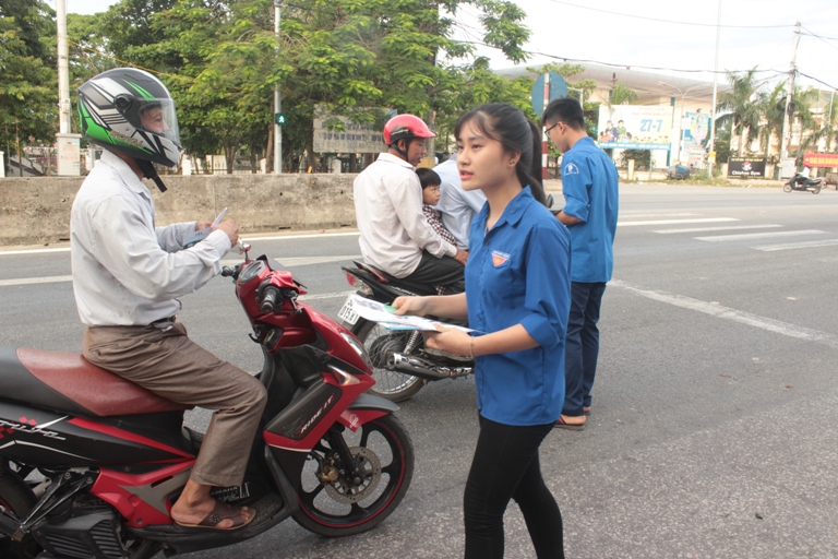 c&aacute;c bạn đo&agrave;n vi&ecirc;n thanh ni&ecirc;n ph&aacute;t tờ rơi cho người