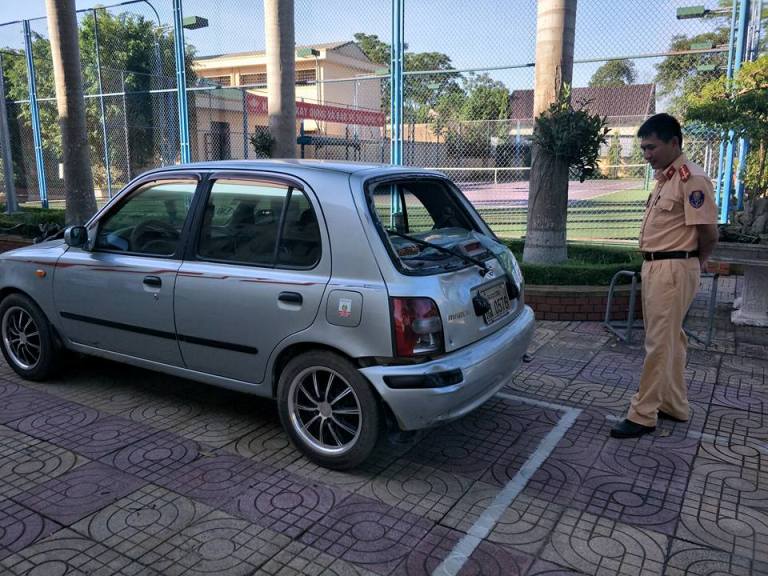 Chiếc xe biển L&agrave;o bị bắt c&aacute;ch hiện trường vụ tai n