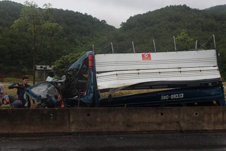 Rất may t&agrave;i xế chỉ bị thương nhẹ