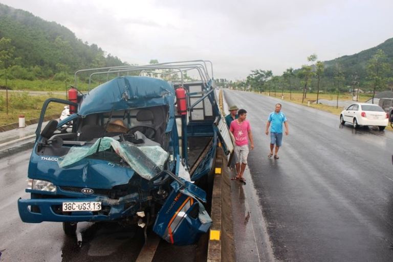 Đầu xe tải bẹp d&uacute;m sau c&uacute; va chạm