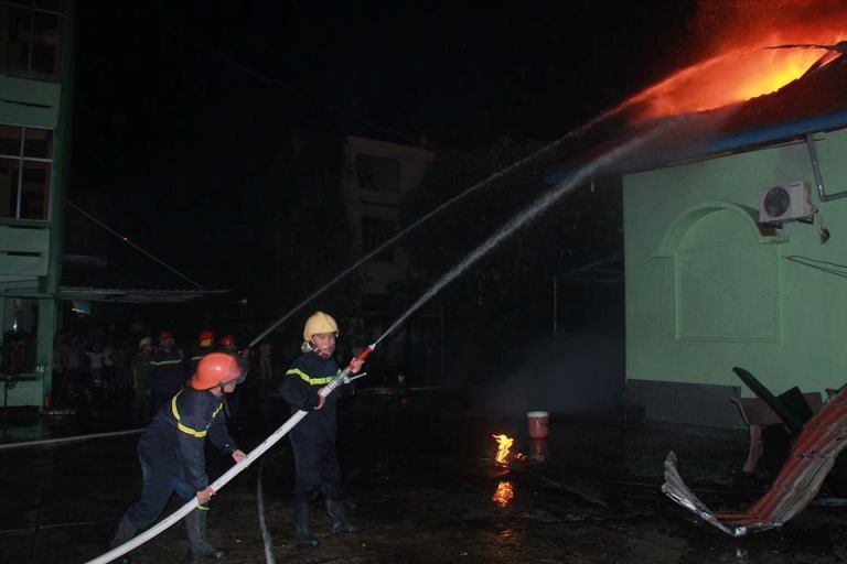 4 xe cứu hỏa với hơn 50 c&aacute;n bộ, chiến sỹ được huy 