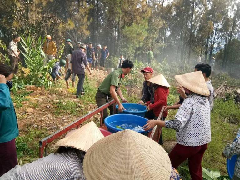 do ngọn lửa tr&ecirc;n cao n&ecirc;n việc tiếp nước gặp rất nh