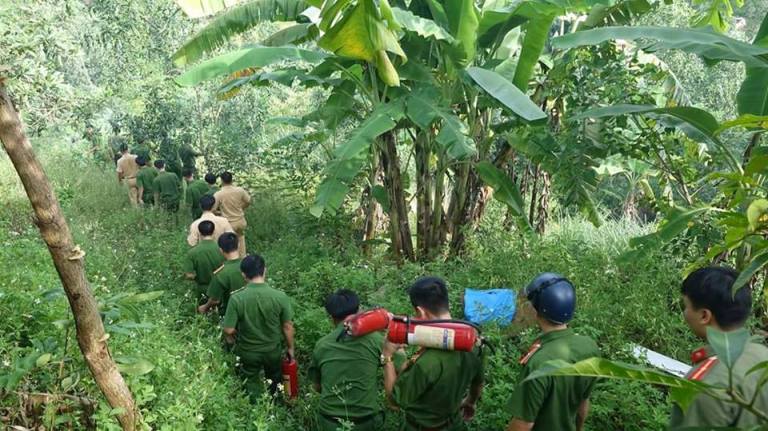 h&agrave;ng chục chiến sỹ c&ocirc;ng an l&ecirc;n n&uacute;i dập lửa