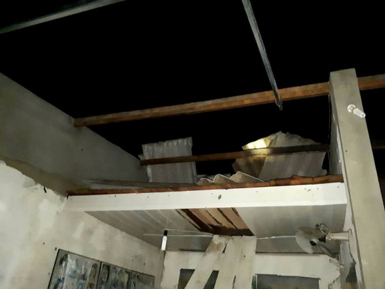 lốc xo&aacute;y thổi bay ho&agrave;n to&agrave;n m&aacute;i ng&oacute;i nh&agrave; d&acirc;n