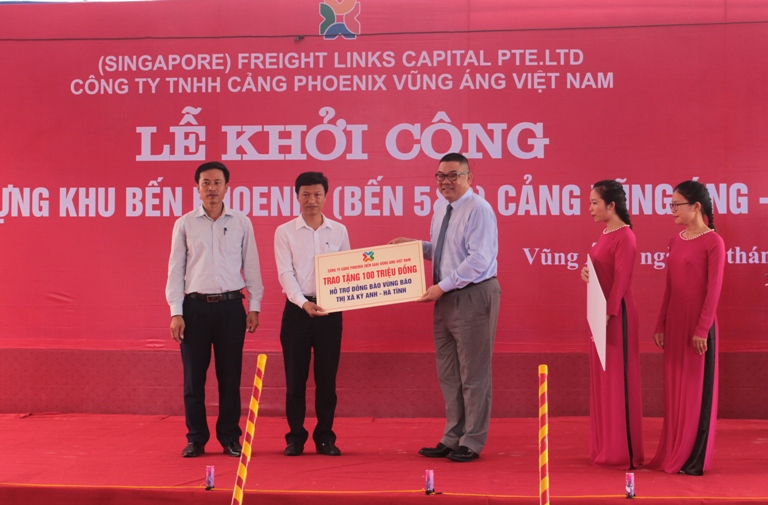 Đại diện chủ đầu tư ủng hộ nh&acirc;n d&acirc;n x&atilde; Kỳ Lợi 100 