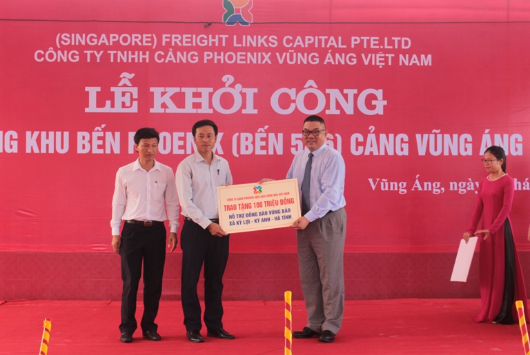 Đại diện chủ đầu tư ủng hộ nh&acirc;n d&acirc;n x&atilde; Kỳ Lợi 100 