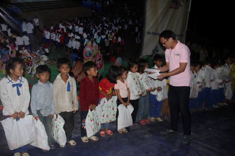 đại diện CLB Li&ecirc;n qu&acirc;n B&aacute;o ch&iacute; Nghệ An trao qu&agrave; ch