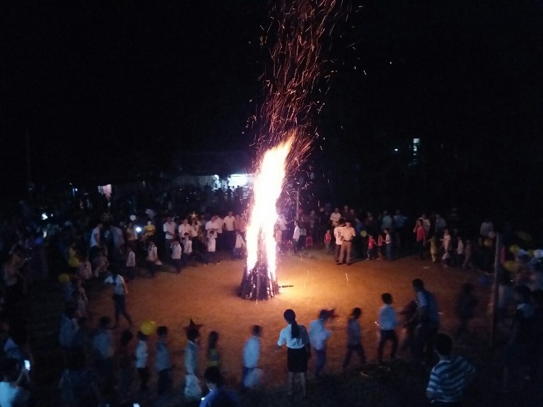 Rước đ&egrave;n, đốt lửa trại đ&oacute;n trăng