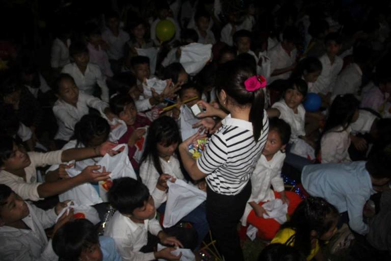 C&aacute;c em ngh&egrave;o được ph&aacute;t rất nhiều kẹo, b&aacute;nh v&agrave; qu&agrave;