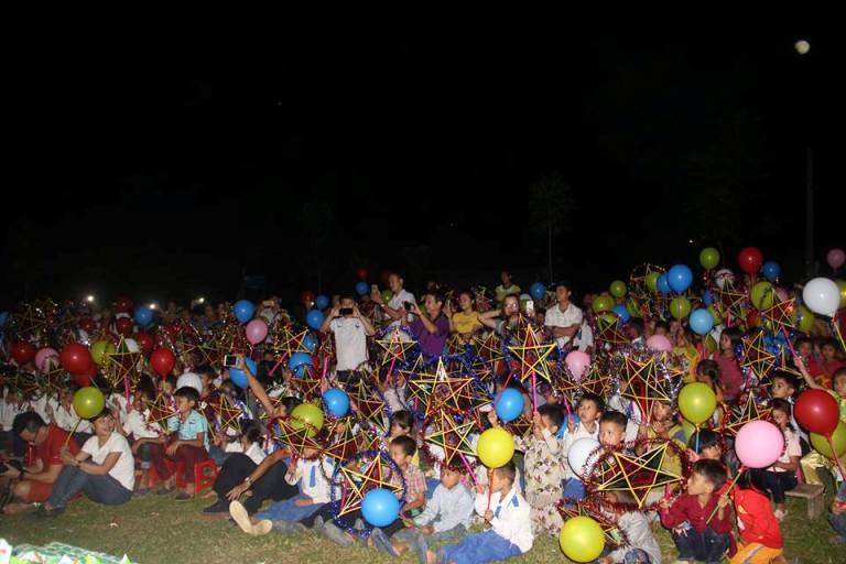 C&aacute;c em ngh&egrave;o nơi l&ograve;ng hồ thủy điện được đ&oacute;n 1 đ&ecirc;m 