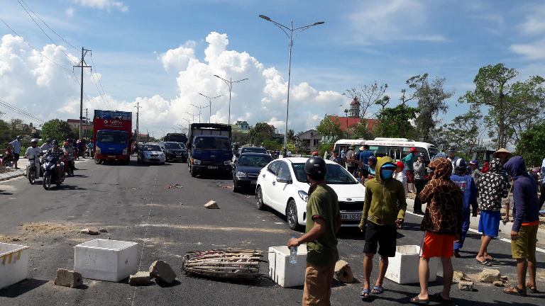 người d&acirc;n d&ugrave;ng gạch đ&aacute;, th&ugrave;ng xốp chặn ngang đường