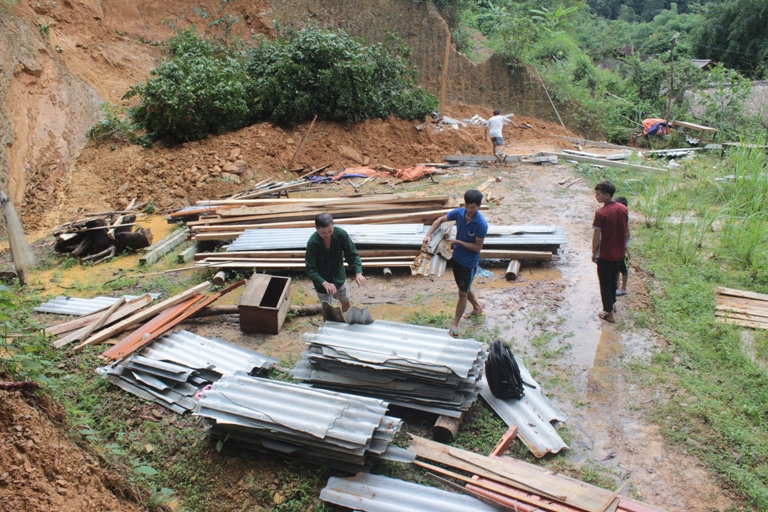 sạt lở đất đ&aacute; khiến ng&ocirc;i nh&agrave; 2 gian của anh Hồ Văn