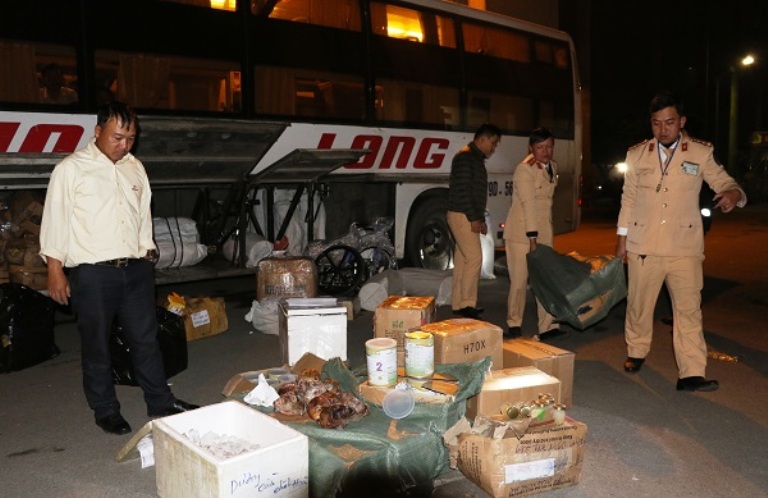 Lực lượng chức năng tiến h&agrave;nh kiểm tra số h&agrave;ng vận