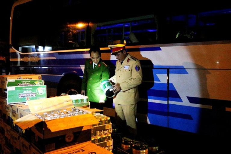 Lượng lớn bia rượu ngoại bị lực lượng C&ocirc;ng an ph&aacute;t