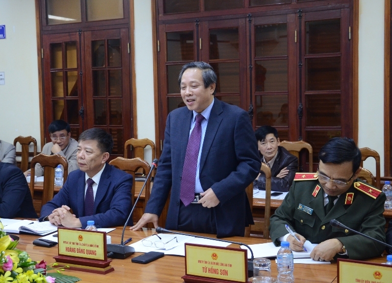 B&iacute; Thư Ho&agrave;ng Đăng Quang c&ugrave;ng l&atilde;nh đạo tỉnh Quảng B