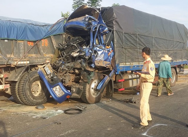 3 xe tải đ&acirc;m nhau v&igrave;... tr&aacute;nh b&ograve;, hai người nguy kịch