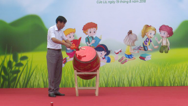 Chủ tịch UBND TX. Cửa L&ograve; đ&aacute;nh trống khai giảng năm