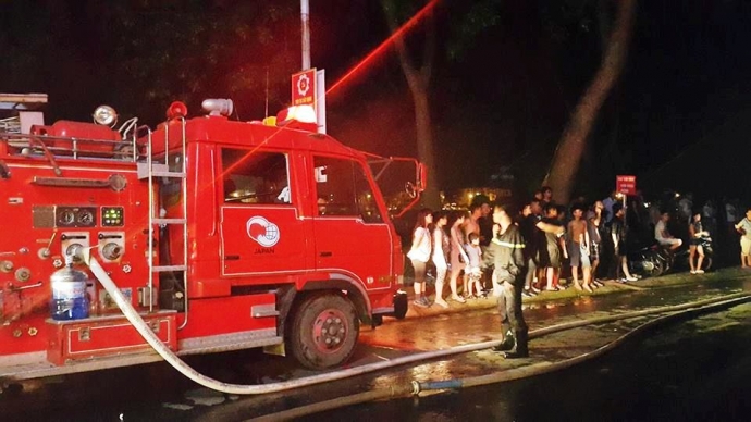 Qu&aacute;n- Bar- bốc- ch&aacute;y -kh&aacute;c-h bỏ- chạy- to&aacute;n- loạn-