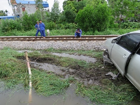 hai-phong-thot-tim-tau-hoa-huc-vang-o-to-7-cho-xa-