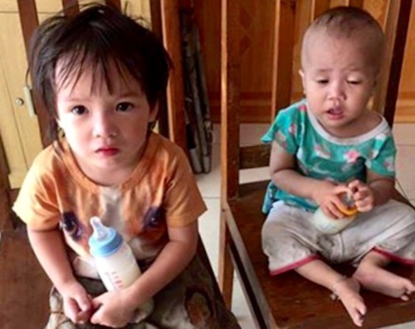 Hai ch&aacute;u b&eacute; bị bỏ rơi