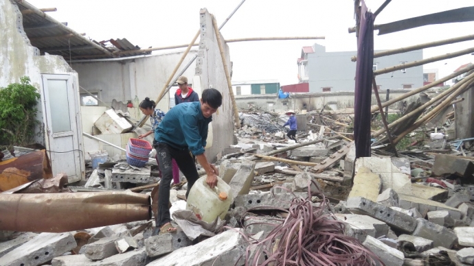 Nhặt nhạnh những gì còn sót lại sau vụ nổ