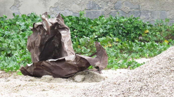 Những tấm tôn bị vò nát