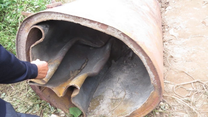 Nồi hơi khá dày nhưng vẫn bị xé toạc, bay xa hàng