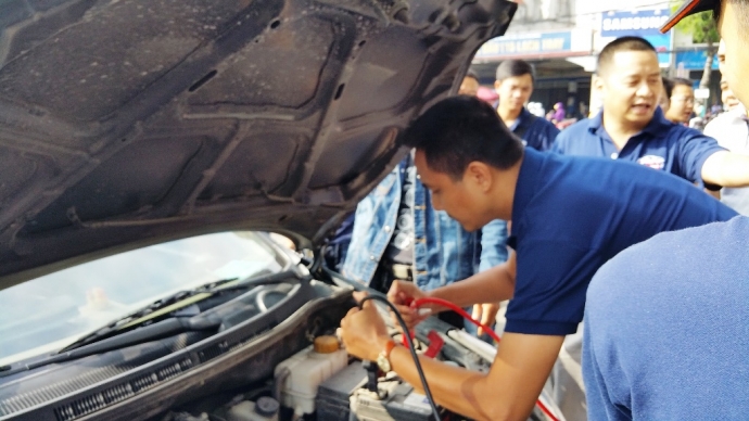 thực h&agrave;nh cứu hộ điện tr&ecirc;n xe &ocirc; t&ocirc;