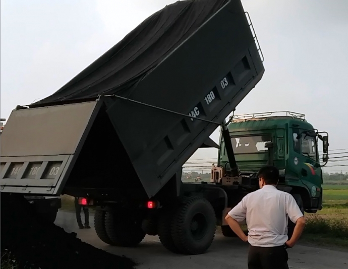 C&aacute;c đối tượng chỉ đạo l&aacute;i xe đổ than xuống đường r