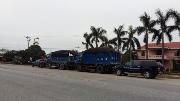 Lực lượng chức năng &aacute;p tải c&aacute;c phương tiện về trạm