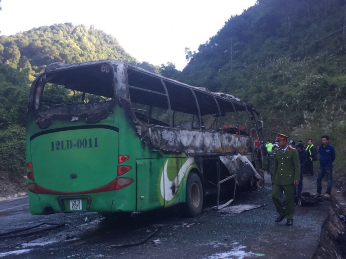 vụ tai nạn khiến xe kh&aacute;ch v&agrave; xe m&ocirc; t&ocirc; ch&aacute;y rụi ho&agrave;