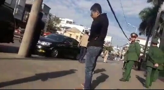 t&agrave;i xế xe biển trắng bị t&agrave;i xế biển xanh đấm v&agrave;o m