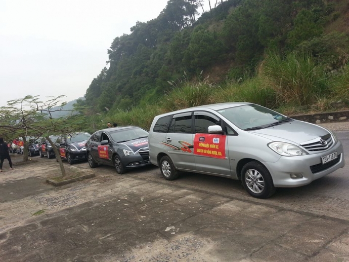 C&aacute;c th&agrave;nh vi&ecirc;n otofun Hải Ph&ograve;ng diễu h&agrave;nh tuy&ecirc;n tr