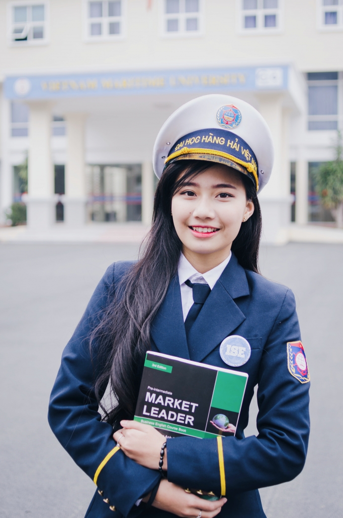 Nguyễn Quỳnh Anh trong trang phục sinh vi&ecirc;n đại họ