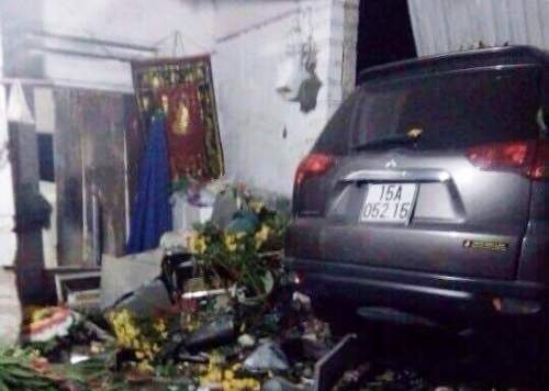 Chiếc &ocirc; t&ocirc; đ&acirc;m sập cửa một nh&agrave; d&acirc;n sau khi đ&acirc;m chế