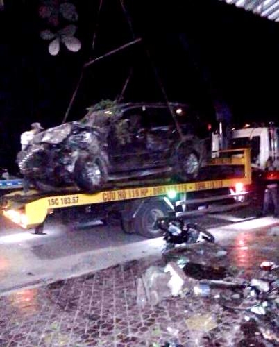 Lực lượng c&ocirc;ng an đưa chiếc xe bị tai nạn ra khỏi 